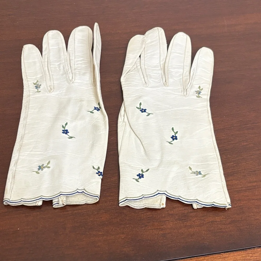 Embroidered Soft Leather embroidered gloves off white size small Vintage